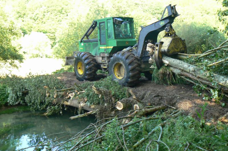 Débardage grume avec traversée rivière